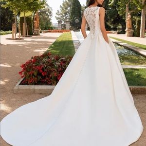 I loved this dress, since the first time I saw it.Model:Elenco, size:6,adjusted.